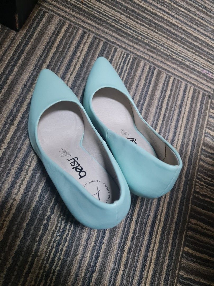 Betsy Sea Foam Green Pumps (Category: Heels) located in Bacoor. Submitted by shoppingqueenkaia (Listing ID 1227256675, Image 2). Description: Betsy Zoella Stiletto Pump Heels Used this one a total of two times, one for a photoshoot. RFS: It's a little snug on my feet. Pretty color, original. I would've loved to keep it. Size: 6.5 Bought from Zalora. Original price is 1.7k..