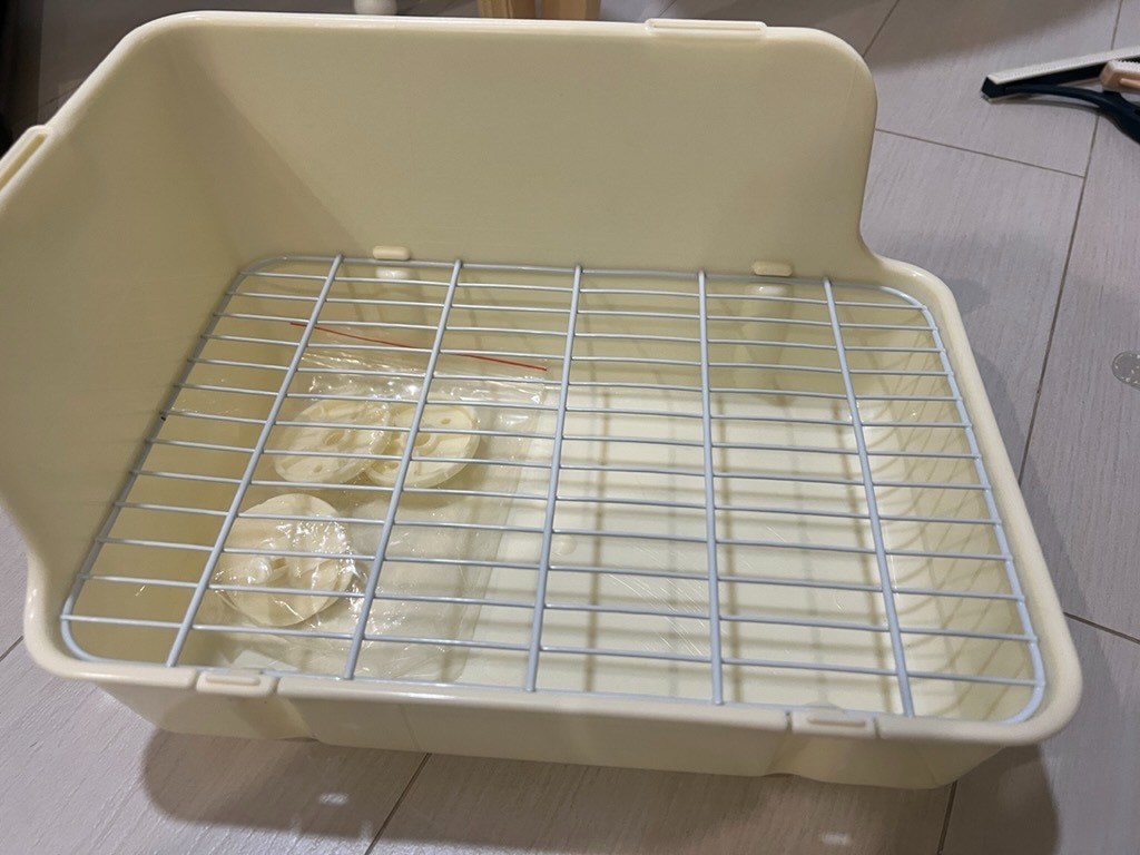 bunny litter box, Pet Supplies, Homes & Other Pet Accessories on Carousell