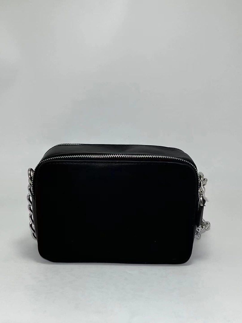 GUESS HASSIE CROSS BODY CAMERA BAG on Carousell