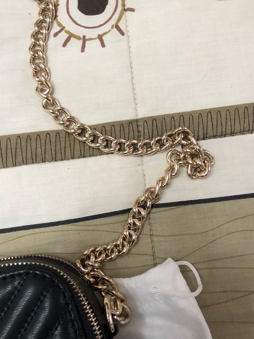 Guess Noelle Crossbody Camera Bag (Category: Shoulder Bags) located in Cavite. Submitted by luisascloset_ (Listing ID 1227321033, Image 3). Description: Bought in US Authentic!!!! Rfs: Di nagustuhan ng mom.