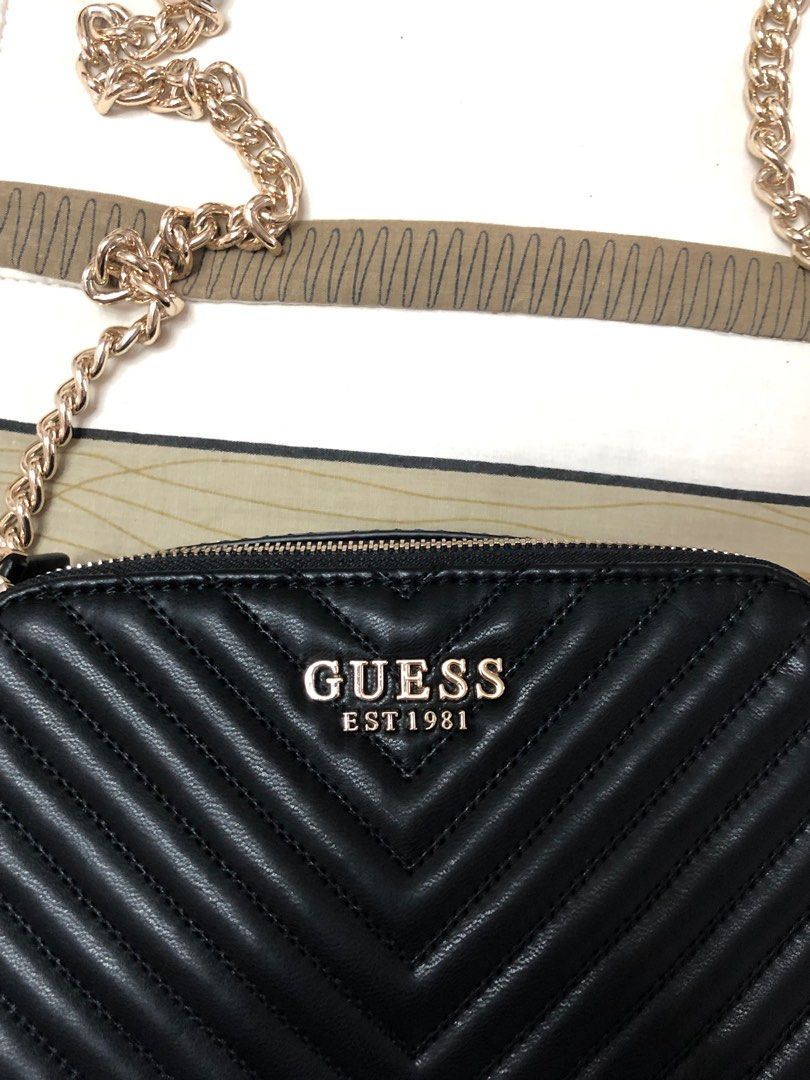Guess Noelle Crossbody Camera Bag (Category: Shoulder Bags) located in Cavite. Submitted by luisascloset_ (Listing ID 1227321033, Image 2). Description: Bought in US Authentic!!!! Rfs: Di nagustuhan ng mom.