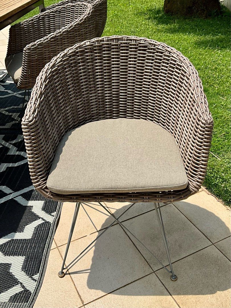 Highend brand GLOSTER outdoor solid teak dining table with Teak