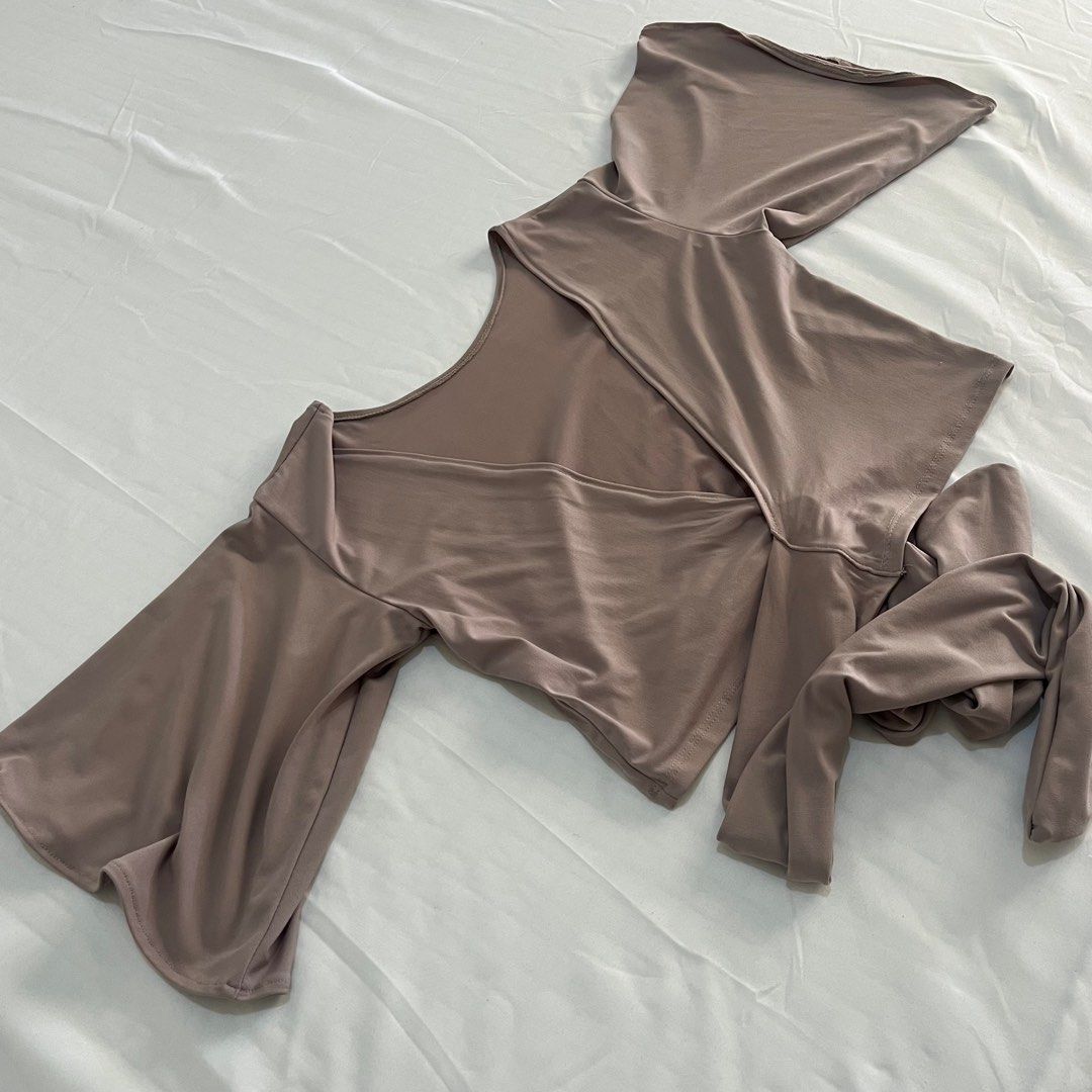 IZZA NUDE CARDIGAN (Category: Coats, Jackets and Outerwear) located in Pasig City. Submitted by aceecastillo (Listing ID 1227285238, Image 2). Description: Original Price: PHP 1200 Fits up to Medium.