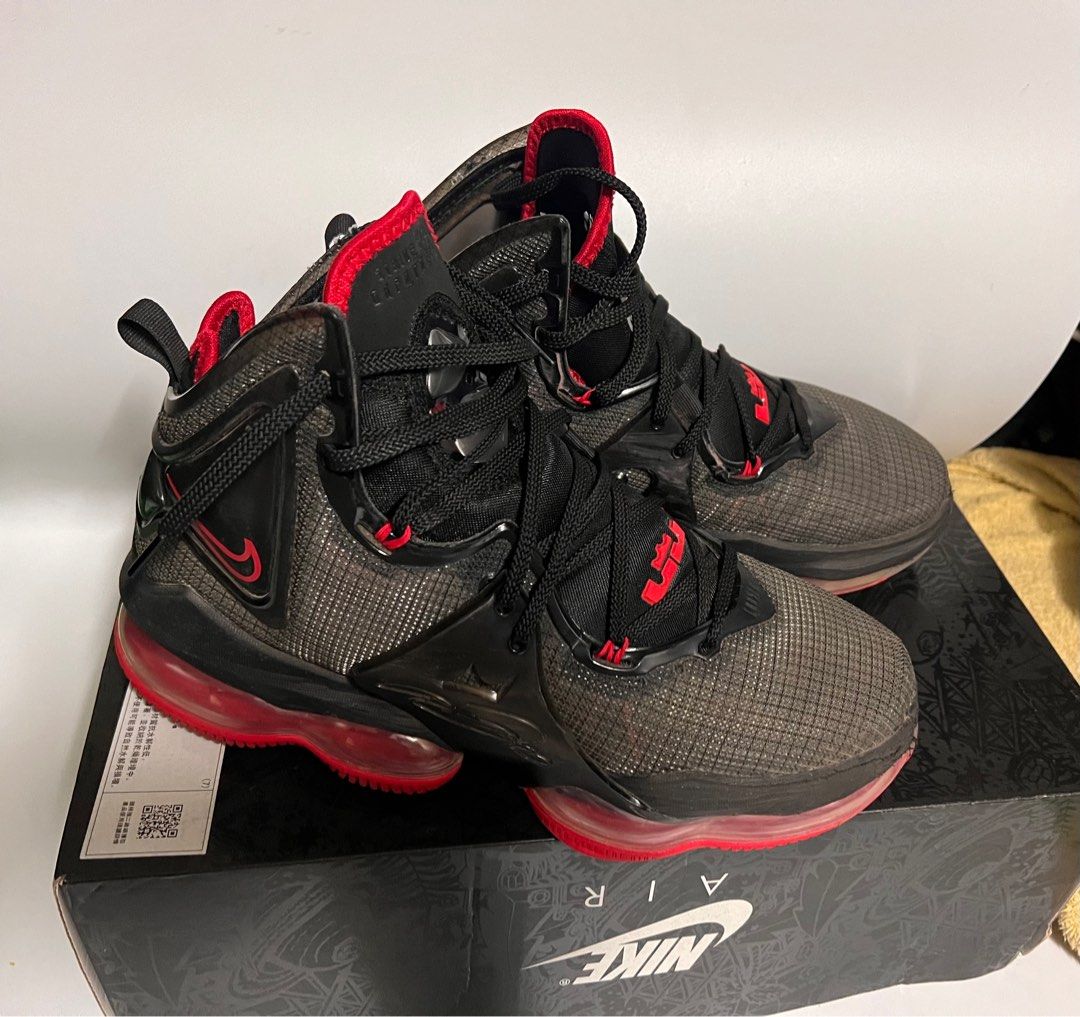 Lebron 19 黑紅經典配色/9成新/27.5cm/us9.5/這是我第二雙19代 但不知是我的問題還是本身瑕疵 右前掌氣墊我覺得偏扁  鞋面跟鞋底紋路都算算頗新如圖 但個人是建議練投 逛街穿或收藏就好