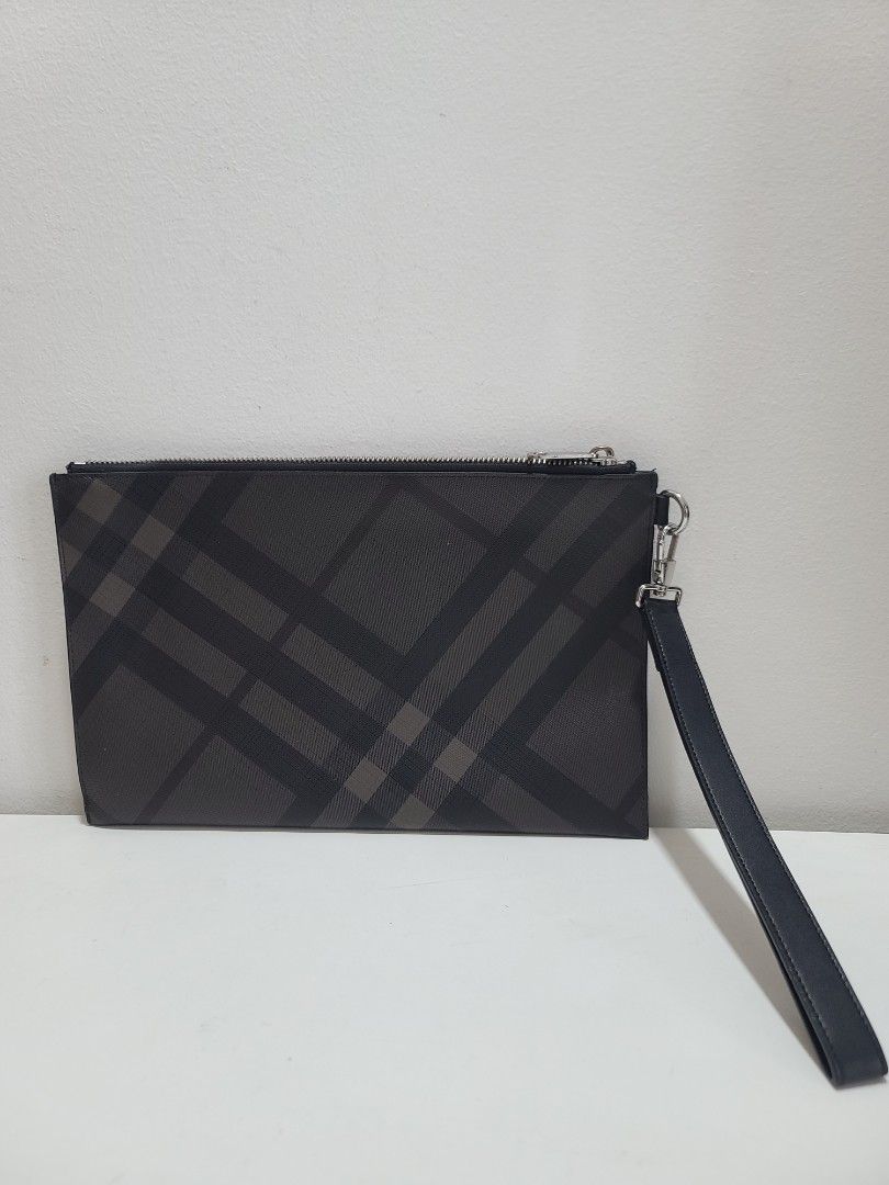 Burberry london clutch hotsell
