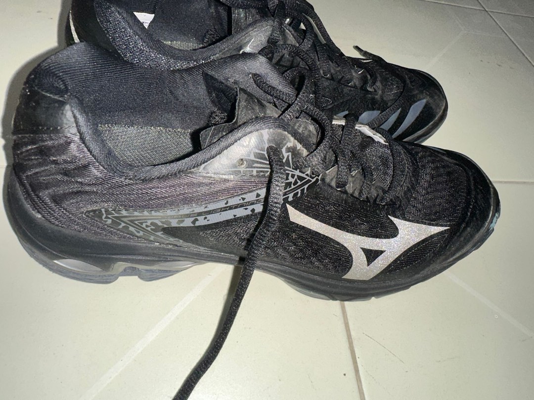 Mizuno wave best sale lightning z5 black