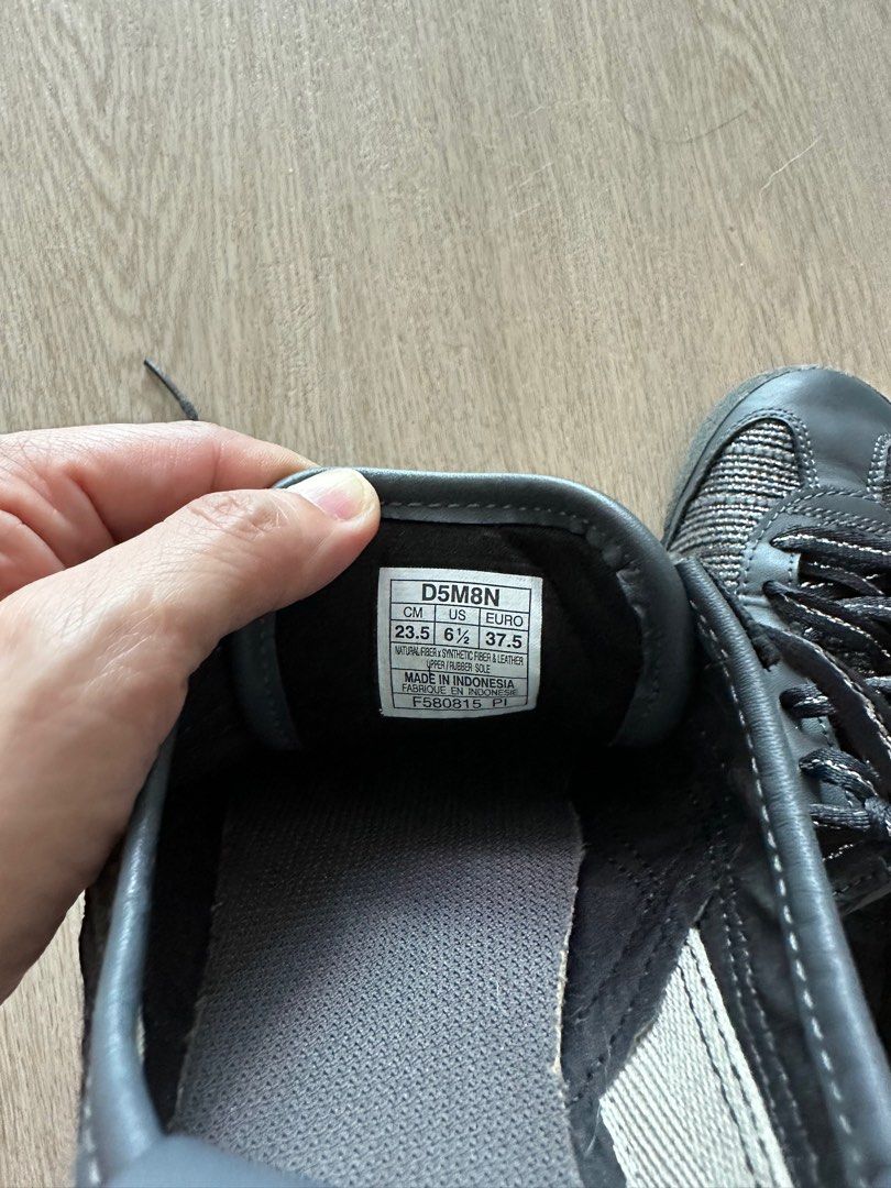 Onitsuka Tiger (Category: Sneakers) located in Singapore. Submitted by laykee (Listing ID 1227401156, Image 2). Description: In very good condition. Used only once but was tight.