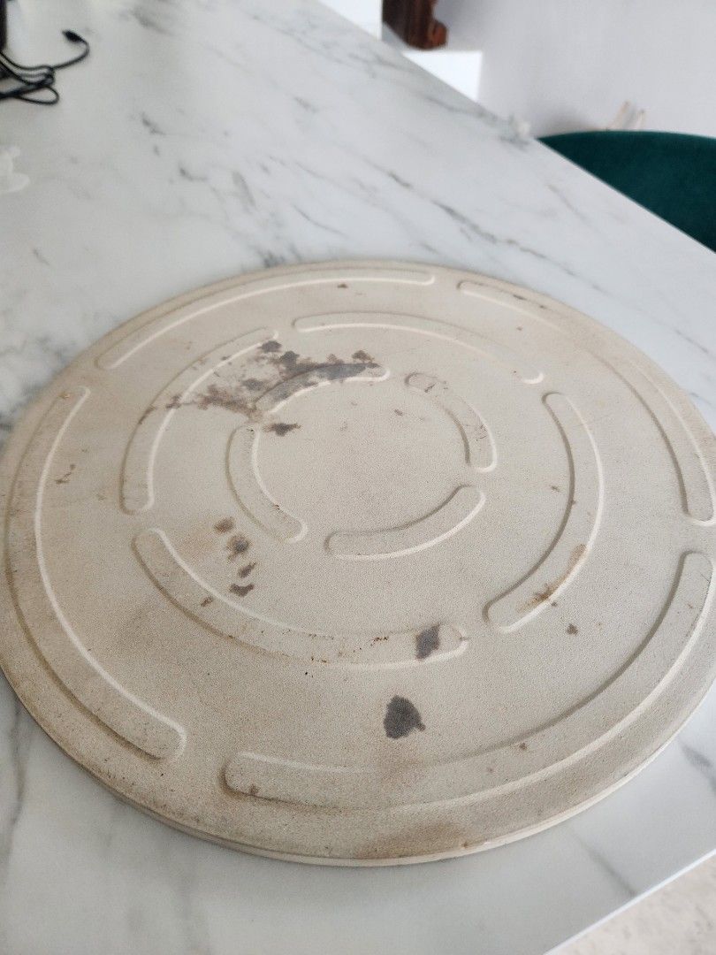 Pizza stone / baking stone, Furniture & Home Living, Kitchenware