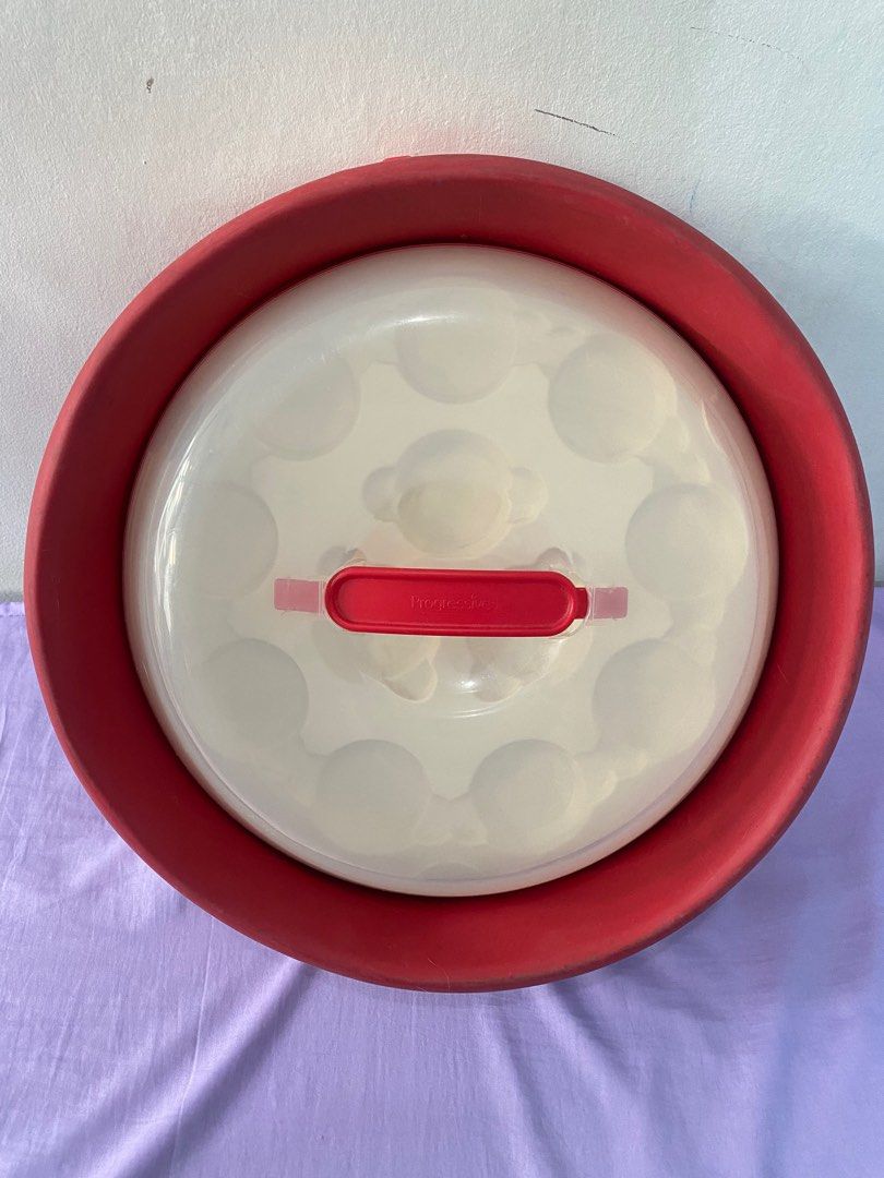 Progressive Collapsible Cupcake/ Cake Carrier (Category: Bakeware) located in Quezon City. Submitted by bearlilits_closet (Listing ID 1227377723, Image 3). Description: Bought in US. Used twice only then tinago na. A bit of cleaning needed sa labas. In good condition. Pick up in Novaliches,QC RFS: Migrating,so nagbabawas ng gamit. Description: Easily transport tasty treats to any party! The Collapsible Cupcake and Cake Carrier holds up to 24 cupc