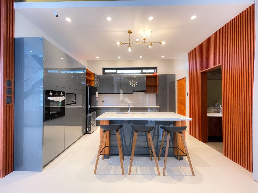 RC Upscale House in South Forbes Silang Cavite near SLEX CALAX compare