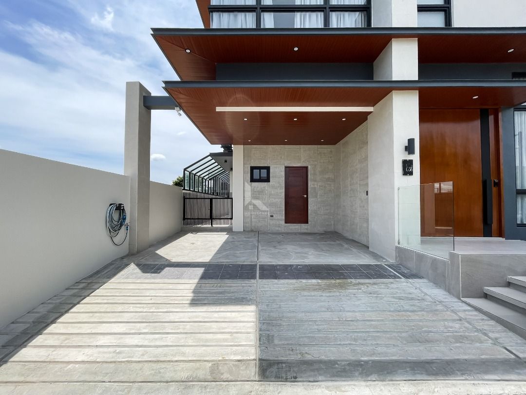 RC Upscale House in South Forbes Silang Cavite near SLEX CALAX compare