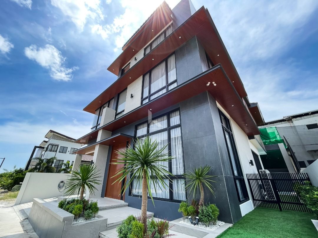 RC Upscale House in South Forbes Silang Cavite near SLEX CALAX compare