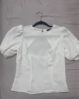 Short puff sleeved top