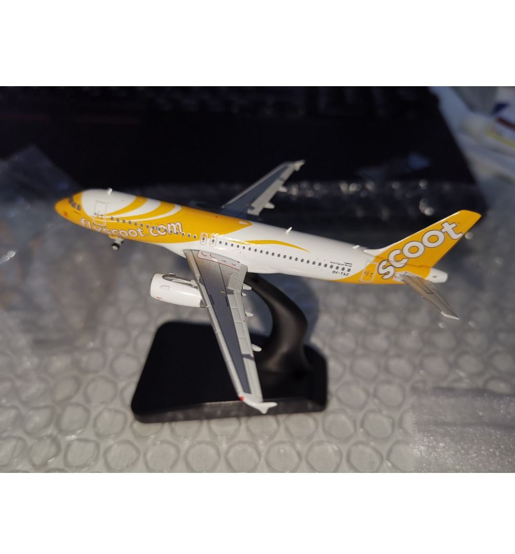 Singapore Scoot Airline Airbus A320-200 Model (1:400 Singapore Scoot Airline Airbus A320-200 Model (1:400