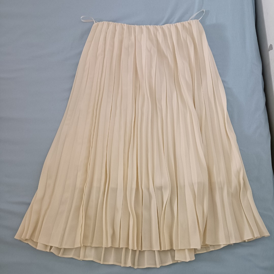 Uniqlo pleated skirt on Carousell