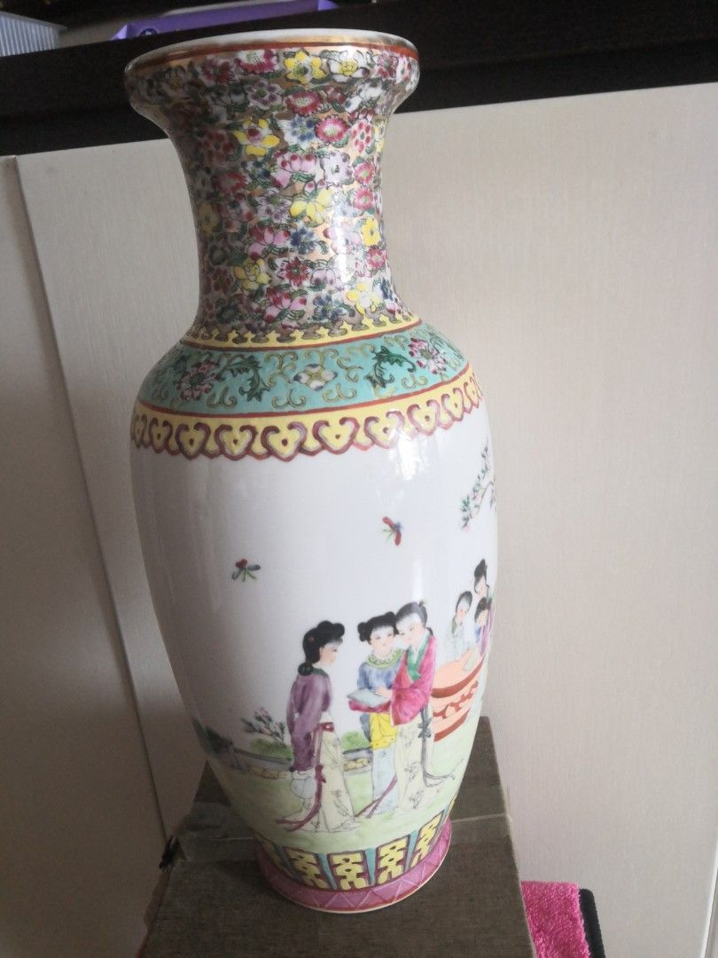 乾隆年製，14吋半粉彩待女花瓶一個，完整無缺， 以圖片為準。, 興趣及