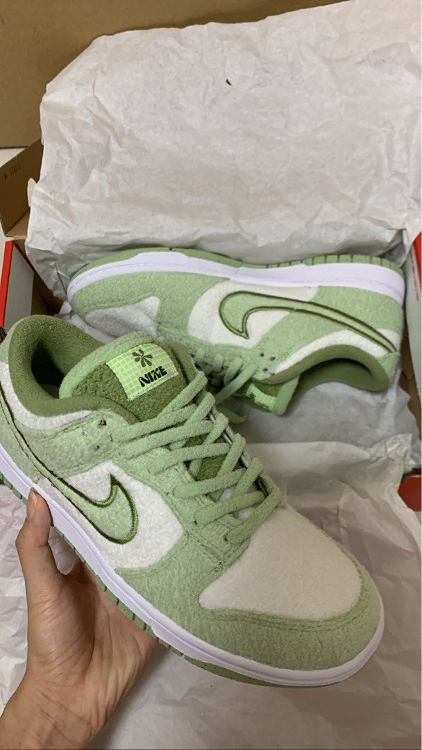 AUTHENTIC honeydew dunks, Women's Fashion, Footwear, Sneakers on Carousell