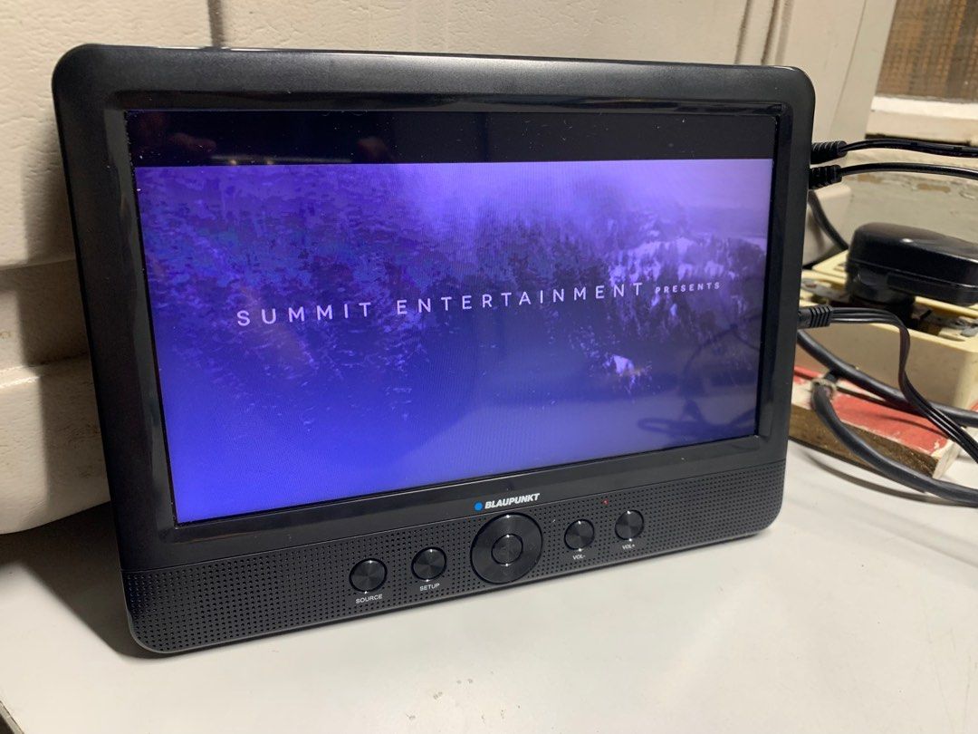 Blaupunkt Portable DVD/CD Player with 10" Wide Screen & Remote, Hobbies