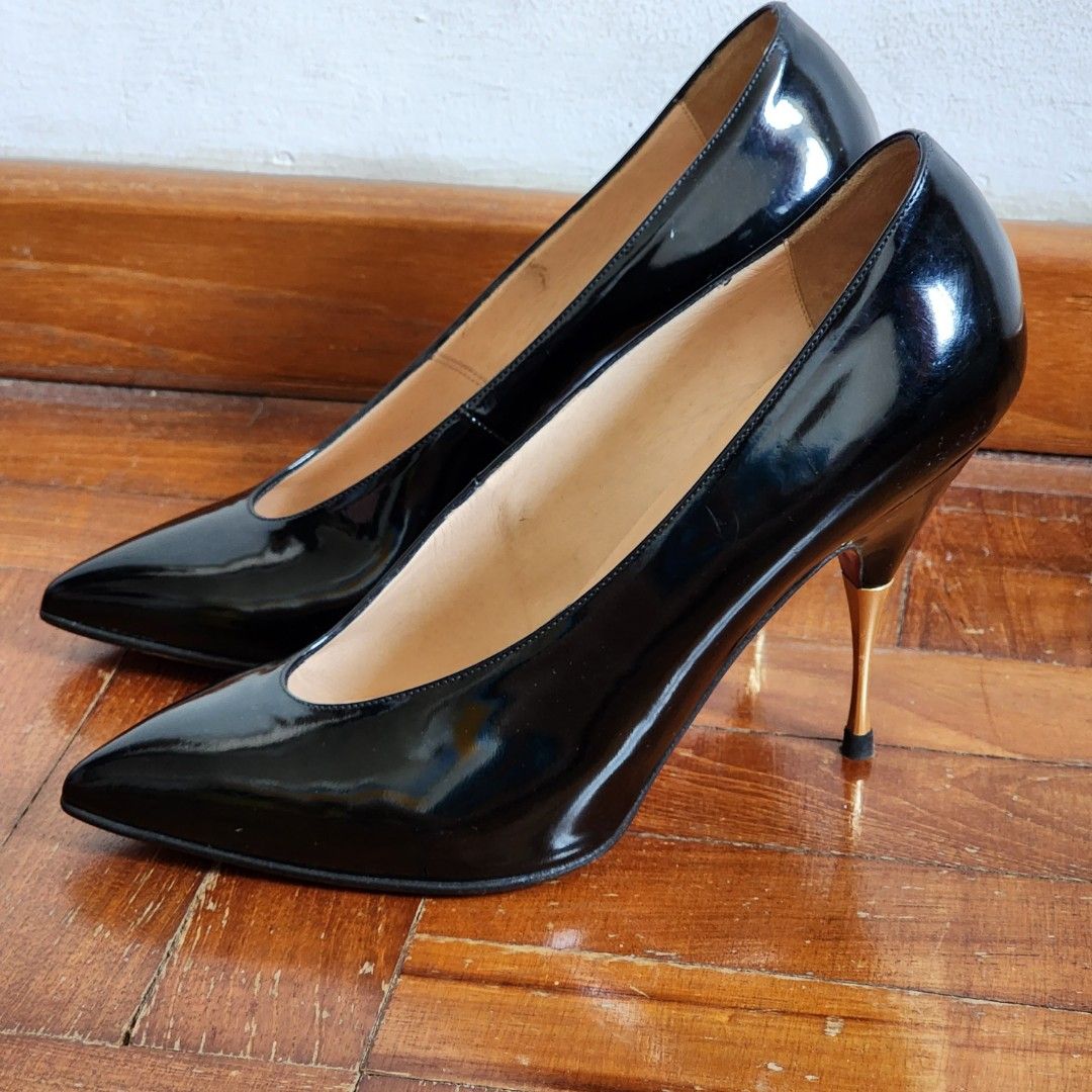 Louboutin lola store
