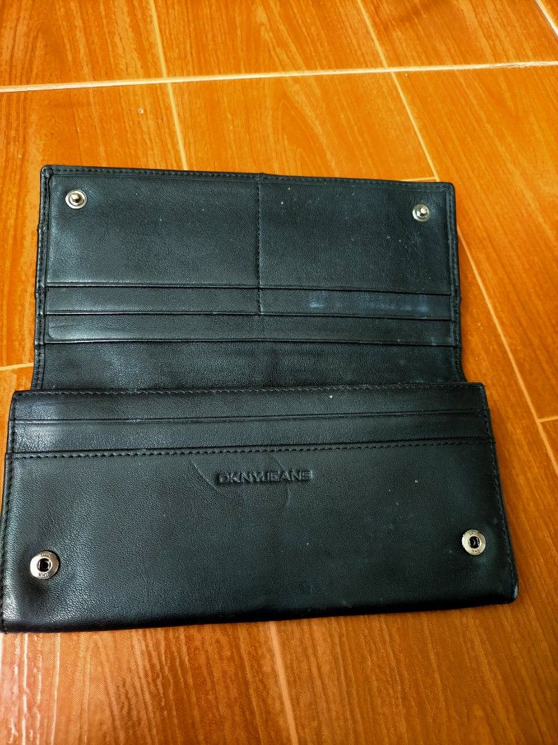 DKNY long wallet (Category: Luxury Bags & Wallets) located in Quezon City. Submitted by jonathan_ilog18 (Listing ID 1227453486, Image 2). Description: pure leather original.