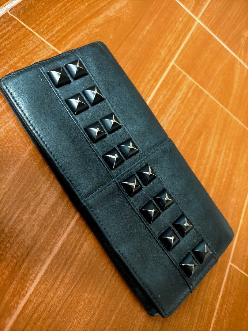 DKNY long wallet (Category: Luxury Bags & Wallets) located in Quezon City. Submitted by jonathan_ilog18 (Listing ID 1227453486, Image 1). Description: pure leather original.