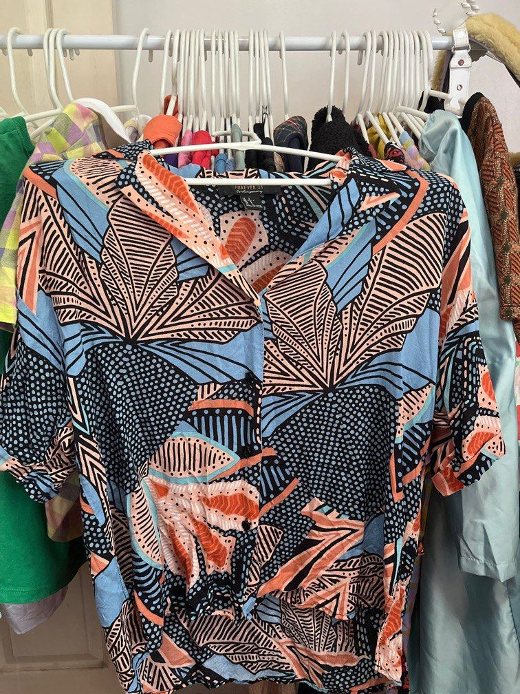 F21 contemporary pattern blouse S on tag fits till medium