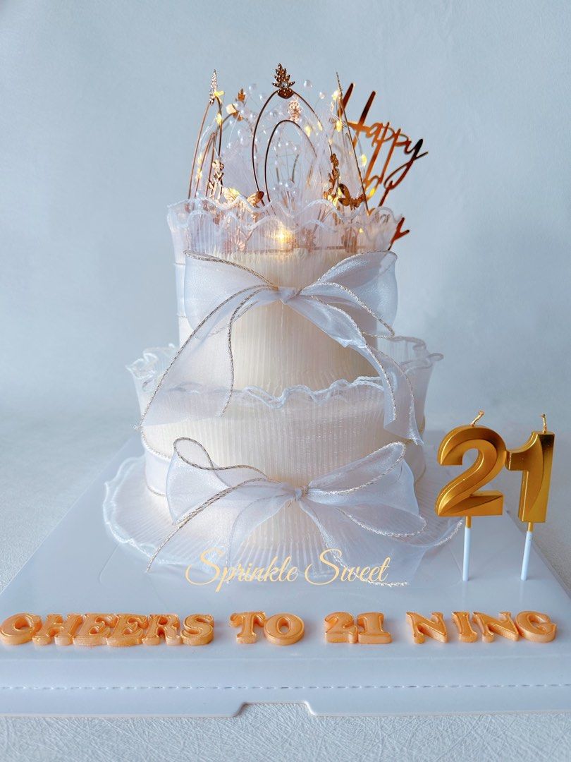 Wedding Cake and Horse Shoe Charm Stock Image - Image of favors, icing:  115021