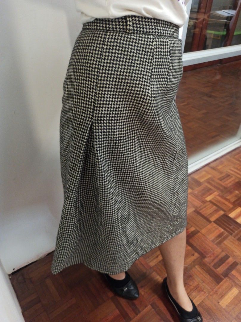Long Skirt Black and White Pattern (Category: Skirts) located in Manila. Submitted by MarsLine (Listing ID 1227447532, Image 1). Description: .