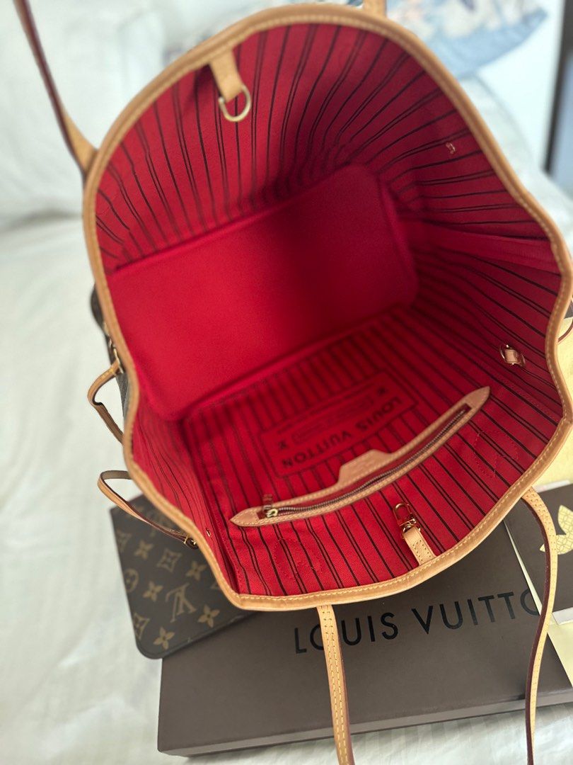 LV neverfull monogram MM size Complete (Category: Luxury Bags & Wallets) located in San Fernando. Submitted by AuthenticFindsbylei (Listing ID 1227431965, Image 2). Description: Very good condition, sign of usage only. 5 beses nagamit. 2014 purchase sa Dubai. With receipt pa. No cracks or water marks. No scratches maingat ako gumamit. Personal bag only. Reason of selling: hindi nagagamit nakastock lang.😊😊.