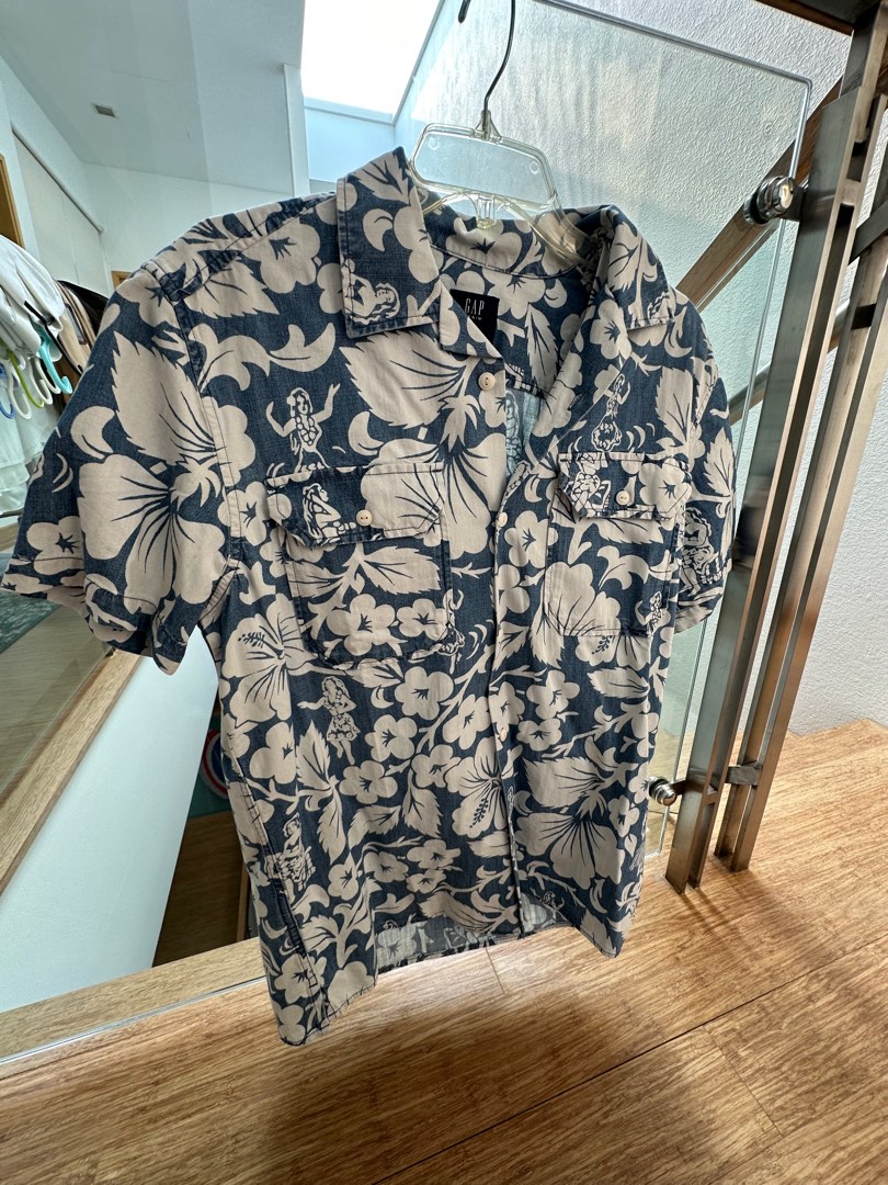 New Gap shirt size M, Men's Fashion, Tops & Sets, Tshirts & Polo Shirts