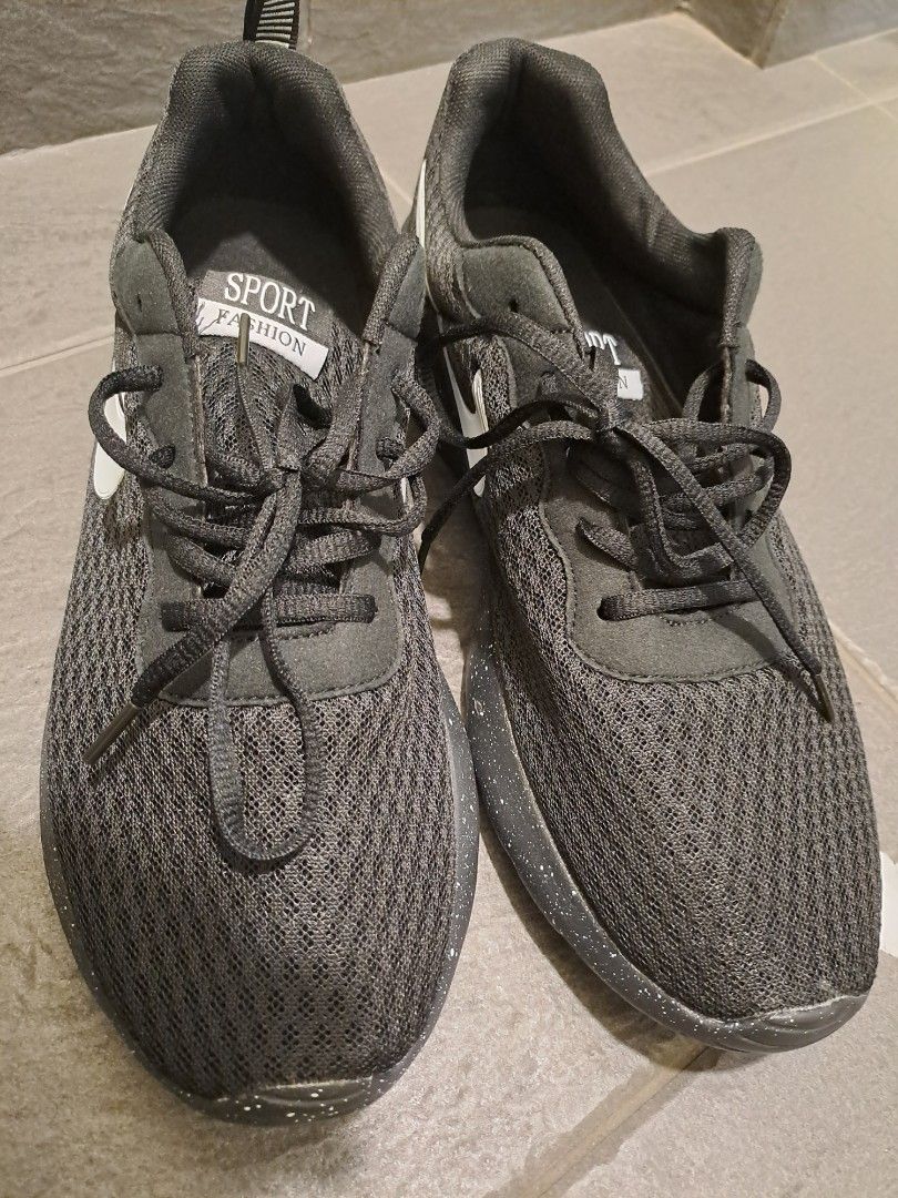 trendy black nike shoes