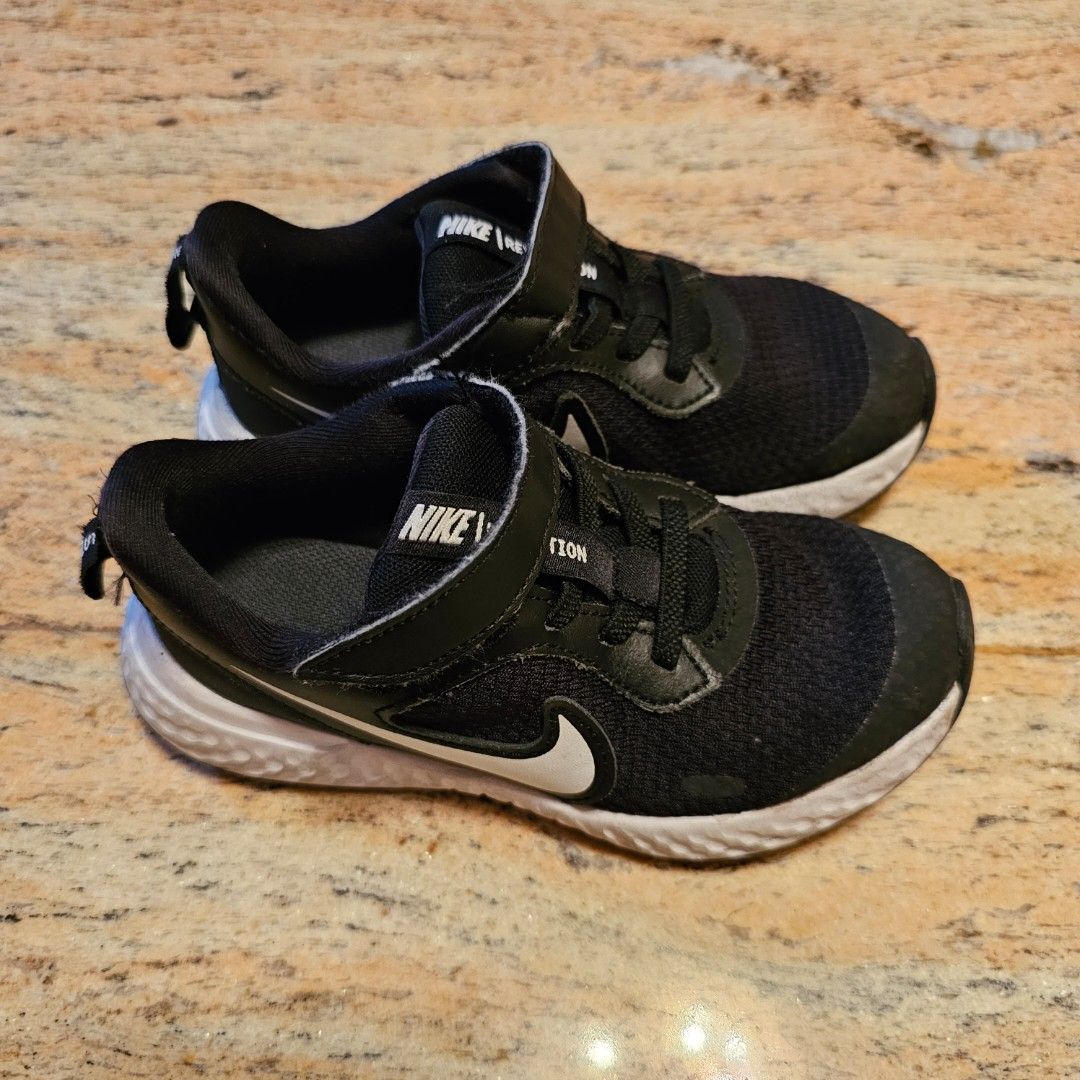childrens nike revolution trainers