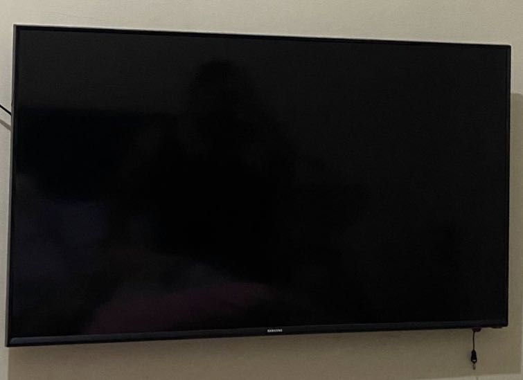 Selling low Samsung HD TV (Category: TV) located in Paranaque City. Submitted by chelle.gourmet (Listing ID 1227483307, Image 2). Description: 🔊🔊🔊Selling low Samsung HD TV murang mura na po rush sale slightly used sobrang kinis hindi po masyadong nagamit. may kasama na po chromecast worth 3k. Paunahan na lang po‼️if you’re interested kindly message me at 0915-680-2213 📞 RFS: Bawas gamit decluttering .