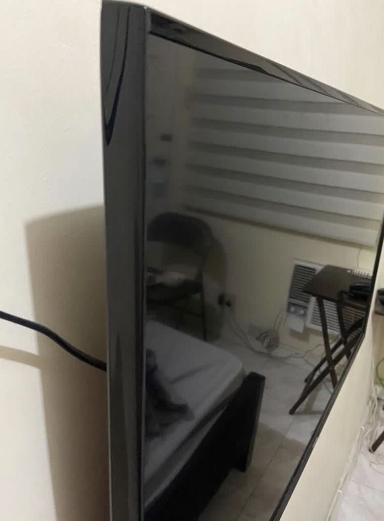 Selling low Samsung HD TV (Category: TV) located in Paranaque City. Submitted by chelle.gourmet (Listing ID 1227483307, Image 3). Description: 🔊🔊🔊Selling low Samsung HD TV murang mura na po rush sale slightly used sobrang kinis hindi po masyadong nagamit. may kasama na po chromecast worth 3k. Paunahan na lang po‼️if you’re interested kindly message me at 0915-680-2213 📞 RFS: Bawas gamit decluttering .
