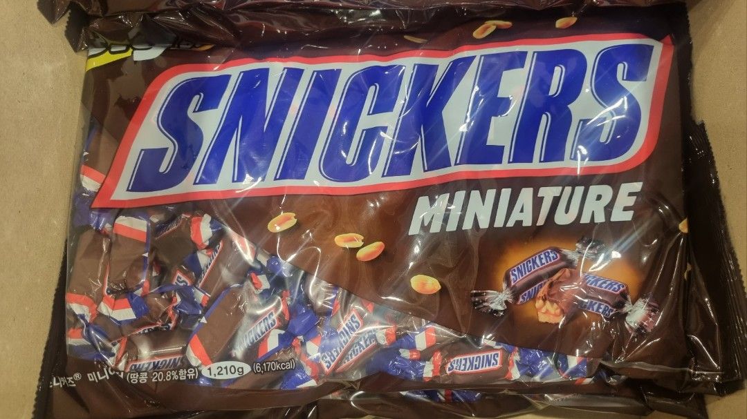 Snickers Mini 1.21kg (Category: Packaged & Instant Food) located in Cainta. Submitted by shopchelonline (Listing ID 1227455611, Image 1). Description: Snickers Mini 1.21kg 🛒1,180.00 each(all in) + LSF 💎Pre-order - NO RUSH SHIPPING 💎Korea Pasabuy 💎Colors may vary due to lighting. 💎Availability and price may vary 💎The outer case/box is simply for protecting goods. (Damages such as scratches, discoloration on the case/box or manufacturing defe