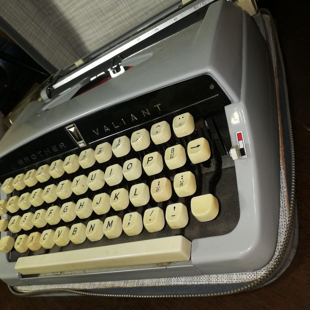 vintage brother valiant typewriter, Hobbies & Toys, Memorabilia