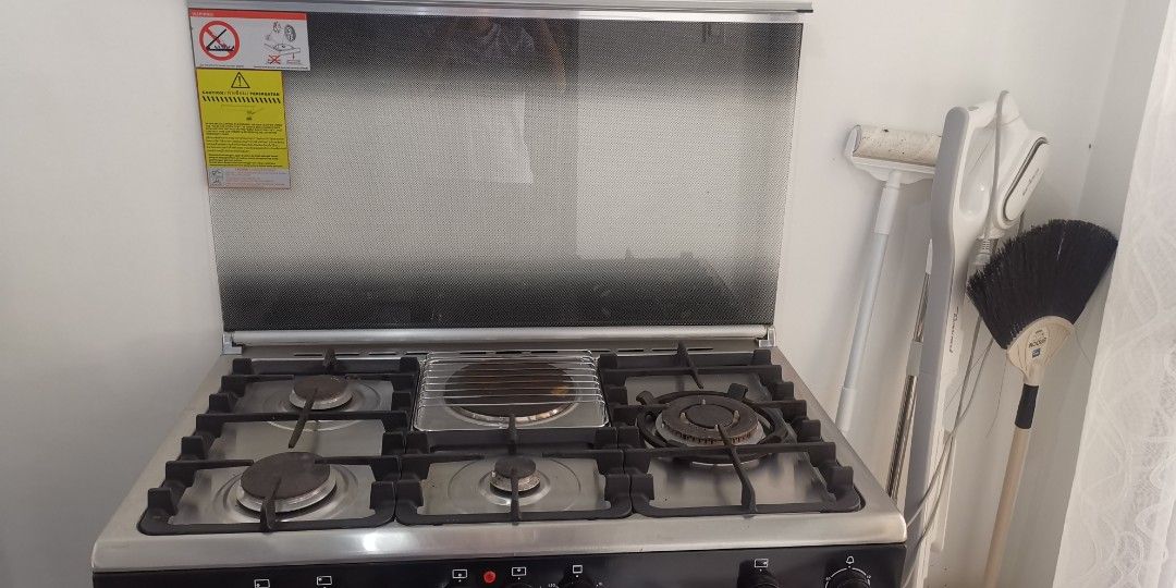 White Westinghouse Gas Range with Gas Compartment, TV & Home Appliances
