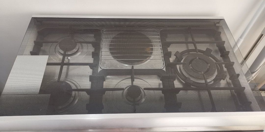 White Westinghouse Gas Range with Gas Compartment, TV & Home Appliances