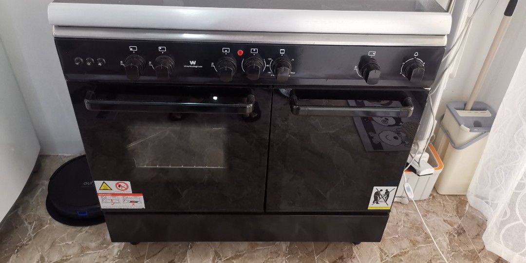 White Westinghouse Gas Range with Gas Compartment, TV & Home Appliances