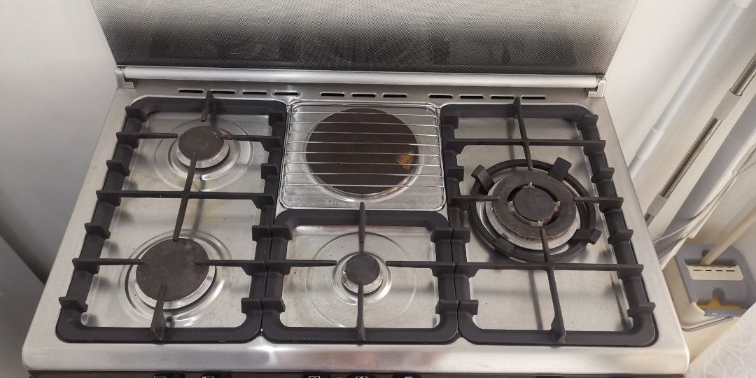 White Westinghouse Gas Range with Gas Compartment, TV & Home Appliances