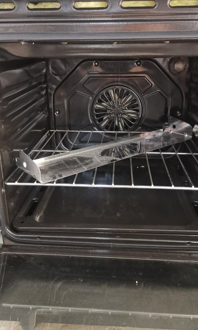 White Westinghouse Gas Range with Gas Compartment, TV & Home Appliances