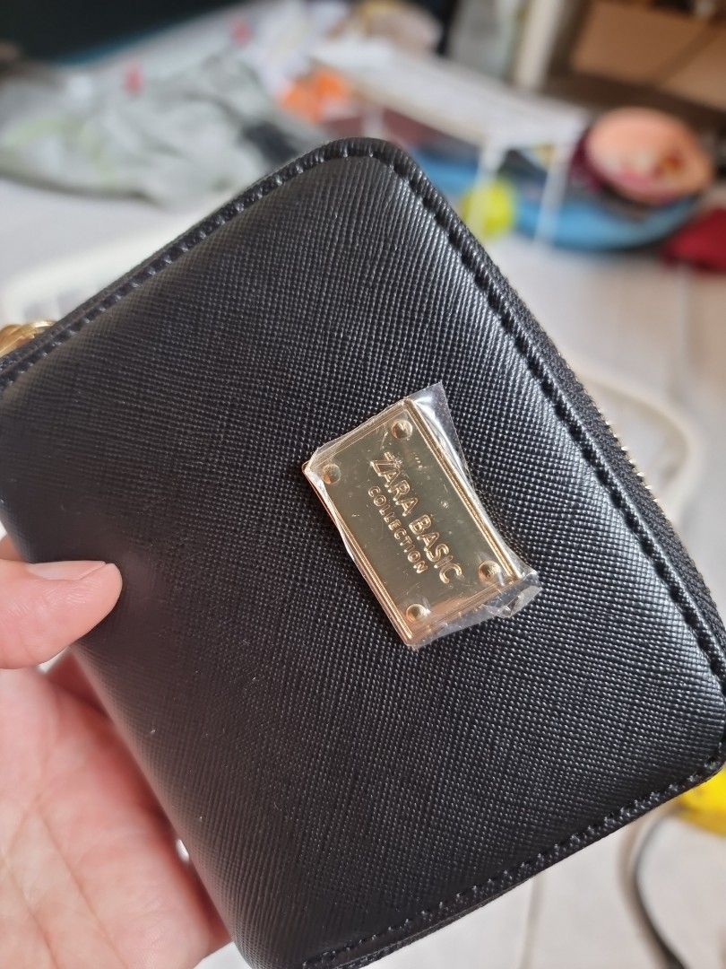 Zara Basic wallet (Category: Wallets & Card Holders) located in Singapore. Submitted by moccy20 (Listing ID 1227489543, Image 1). Description: Brand new, comes with the dust bag..