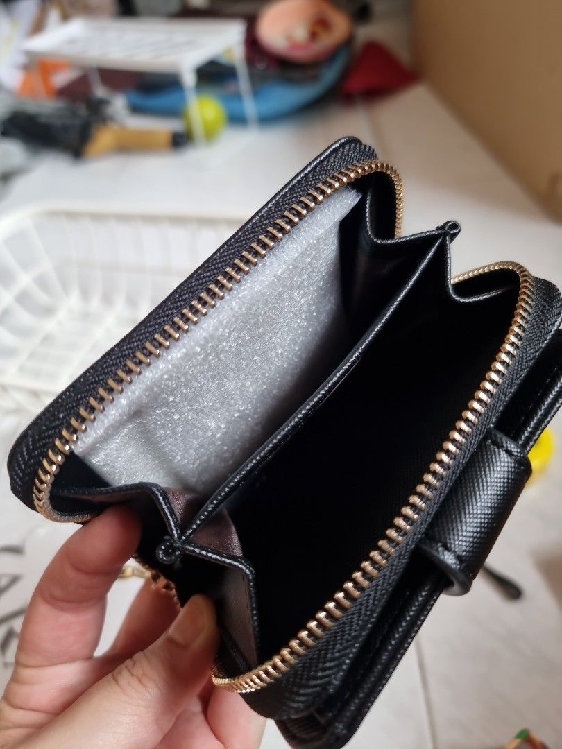 Zara Basic wallet (Category: Wallets & Card Holders) located in Singapore. Submitted by moccy20 (Listing ID 1227489543, Image 3). Description: Brand new, comes with the dust bag..