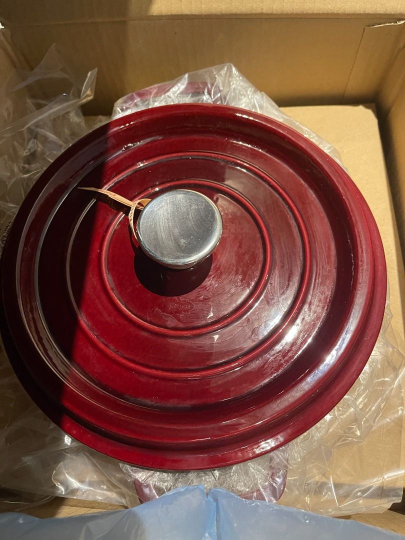 26cm Enameled Dutch Oven (Category: Cookware & Accessories) located in Manila. Submitted by live_tjgo1 (Listing ID 1224223648, Image 2). Description: Never used, just stored. Serving size for 5 to 6 people..