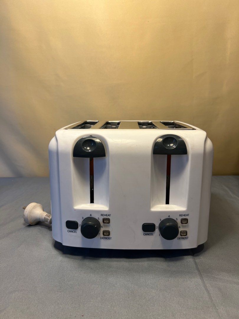 4 Slice Toaster (Category: Ovens & Toasters) located in Quezon City. Submitted by lucas_luxuries (Listing ID 1224245916, Image 1). Description: Home Maker 4 Slice Toaster - Australian Mall Pullout - Australian Mall Display - Unused - Minor Scratches - Issue: See on pictures - 220V.