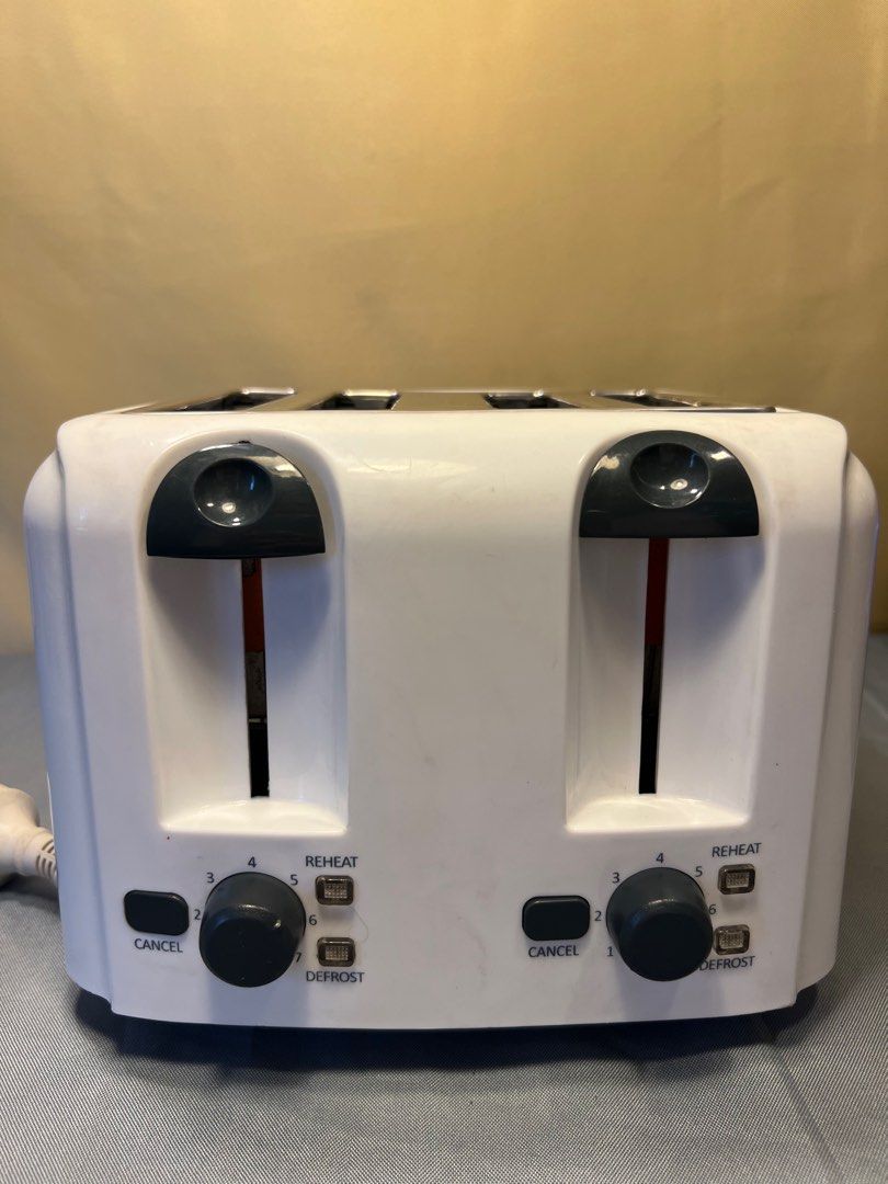 4 Slice Toaster (Category: Ovens & Toasters) located in Quezon City. Submitted by lucas_luxuries (Listing ID 1224245916, Image 2). Description: Home Maker 4 Slice Toaster - Australian Mall Pullout - Australian Mall Display - Unused - Minor Scratches - Issue: See on pictures - 220V.