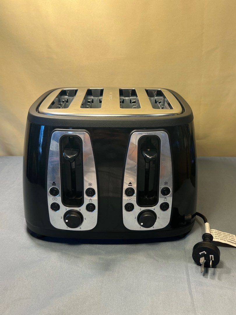 4 Slice Toaster (Category: Ovens & Toasters) located in Quezon City. Submitted by lucas_luxuries (Listing ID 1224246449, Image 1). Description: Russell Hobbs 4 Slice Toaster - Australian Mall Pullout - Australian Mall Display - Unused - Minor Scratches - 220V.