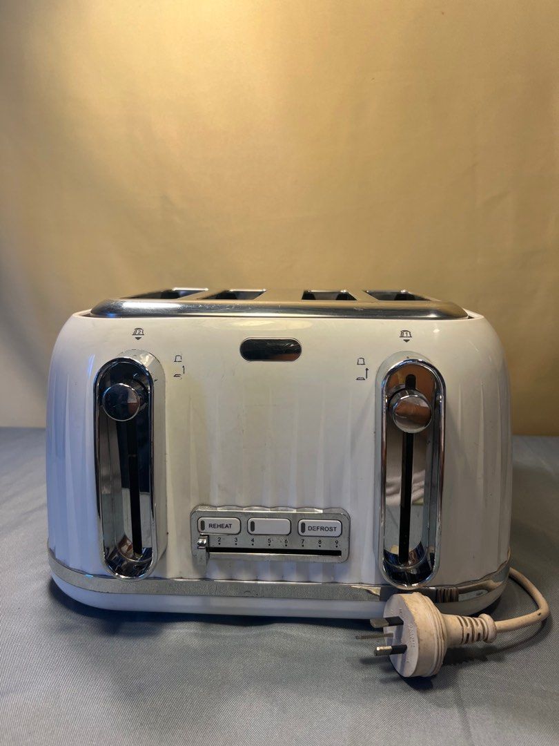 4 Slice Toaster (Category: Ovens & Toasters) located in Quezon City. Submitted by lucas_luxuries (Listing ID 1224247114, Image 1). Description: 4 Slice Toaster - Australian Mall Pullout - Australian Mall Display - Unused - Minor Scratches - 220V.