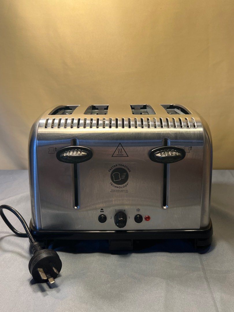 4 Slice Toaster (Category: Ovens & Toasters) located in Quezon City. Submitted by lucas_luxuries (Listing ID 1224247394, Image 1). Description: 4 Slice Toaster - Australian Mall Pullout - Australian Mall Display - Unused - Minor Scratches - 220V.