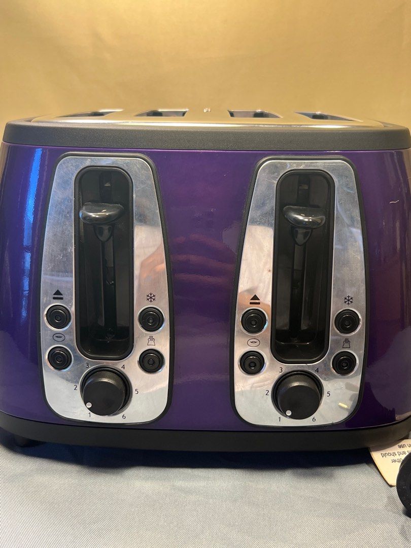 4 Slice Toaster (Category: Ovens & Toasters) located in Quezon City. Submitted by lucas_luxuries (Listing ID 1224248058, Image 2). Description: 4 Slice Toaster - Australian Mall Pullout - Australian Mall Display - Used only for demo - Minor Scratches - 220V.